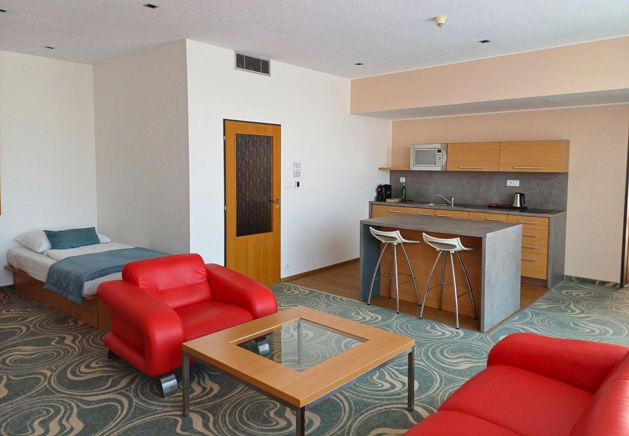 อาแวนติ โอเทล เบรอโน Hotel เบอร์โน ภายนอก รูปภาพ