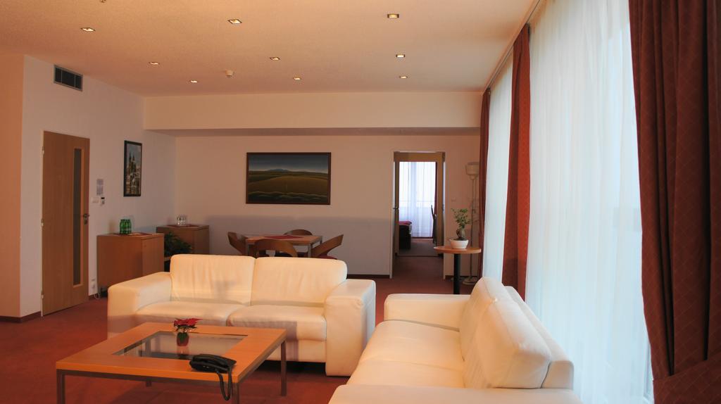 อาแวนติ โอเทล เบรอโน Hotel เบอร์โน ภายนอก รูปภาพ