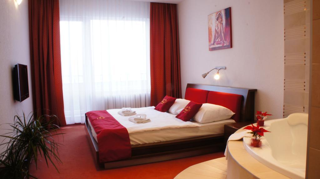 อาแวนติ โอเทล เบรอโน Hotel เบอร์โน ภายนอก รูปภาพ