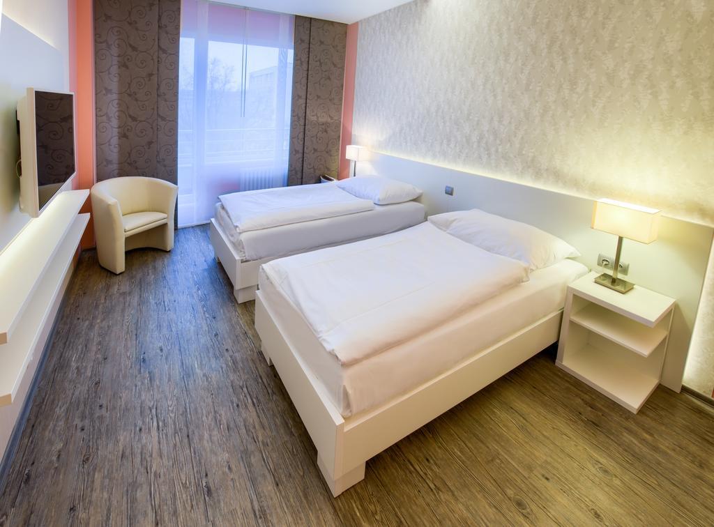อาแวนติ โอเทล เบรอโน Hotel เบอร์โน ภายนอก รูปภาพ