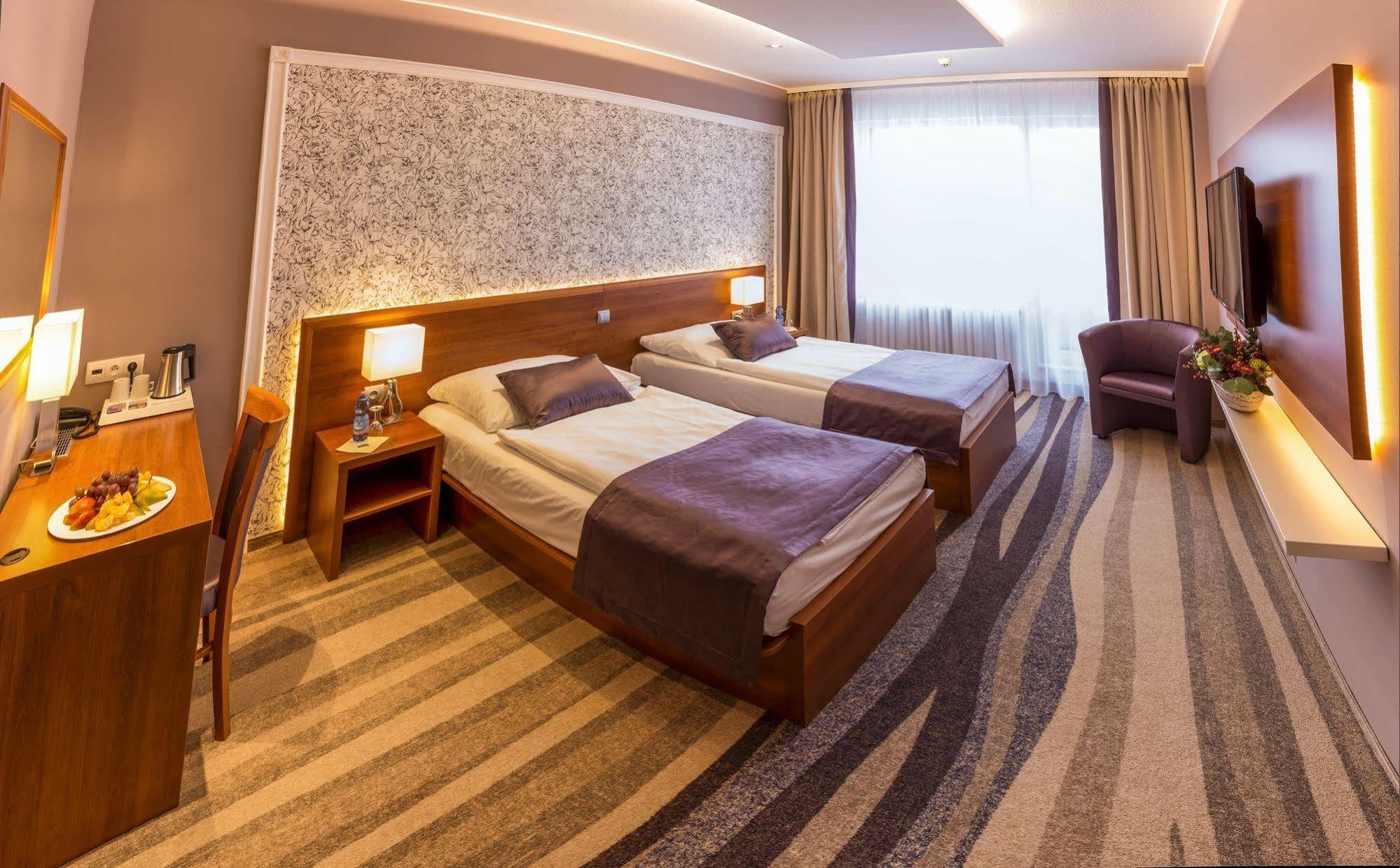 อาแวนติ โอเทล เบรอโน Hotel เบอร์โน ภายนอก รูปภาพ